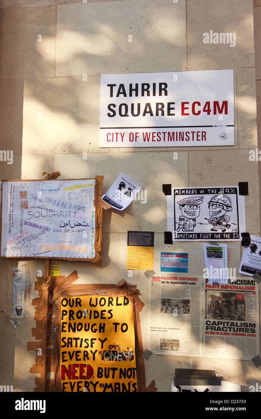 Una parodia di Piazza Tahrir Street segno visualizzati da occupare del London Stock Exchange manifestanti vicino San la Cattedrale di San Paolo a Londra, Regno Unito. Foto Stock