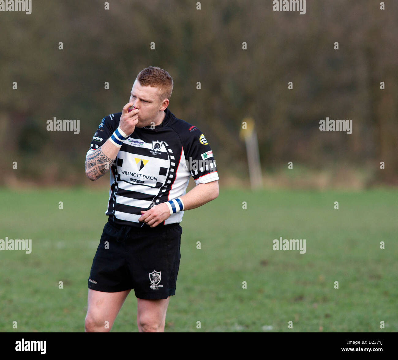 Giocatore di rugby usando un inalatore prima di giocare in un dilettante rugby union match Foto Stock