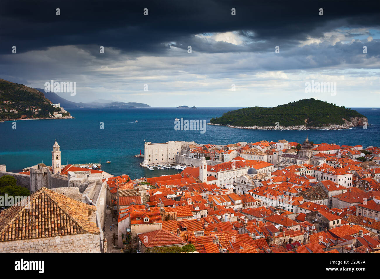 Pittoresca città vecchia di Dubrovnik e l'isola di Lokrum sul mare adriatico in Croazia, Dalmazia regione. Foto Stock