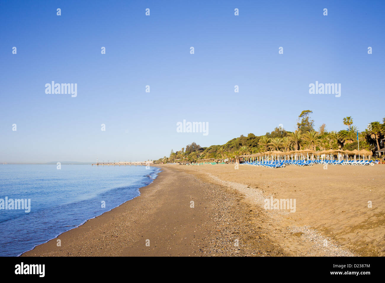 Sandy, ampia e lunga spiaggia vuota sulla costa del sol marbella in uno scenario di vacanza in Spagna, provincia di Malaga. Foto Stock