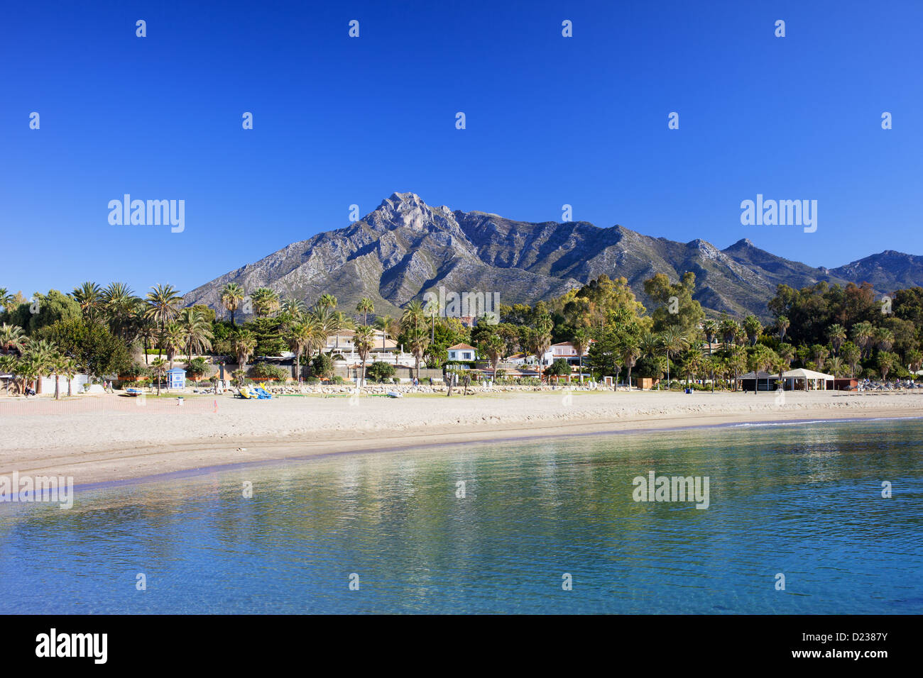 Marbella spiaggia sabbiosa, vacanze estate paesaggio dal mare mediterraneo in Spagna. Foto Stock
