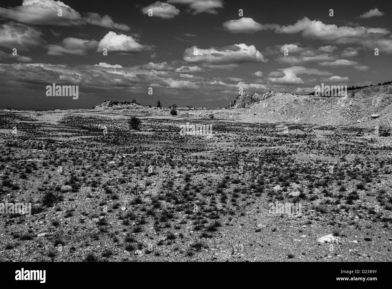 Il paesaggio del deserto - miniera abbandonata in bianco e nero Foto Stock