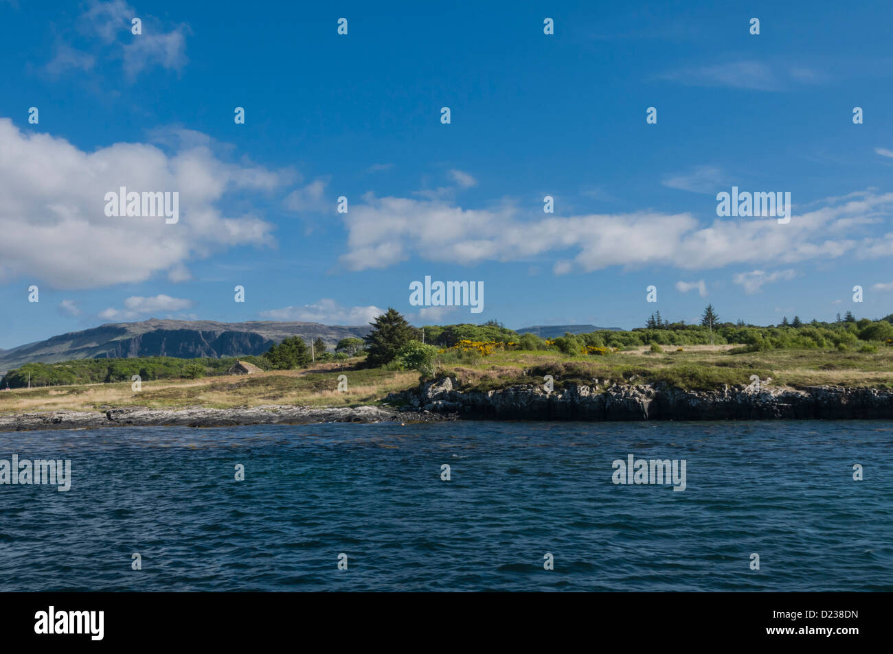 Isola di Ulva con Isle of Mull in background e Loch Tuath Argyll & Bute Scozia Scotland Foto Stock