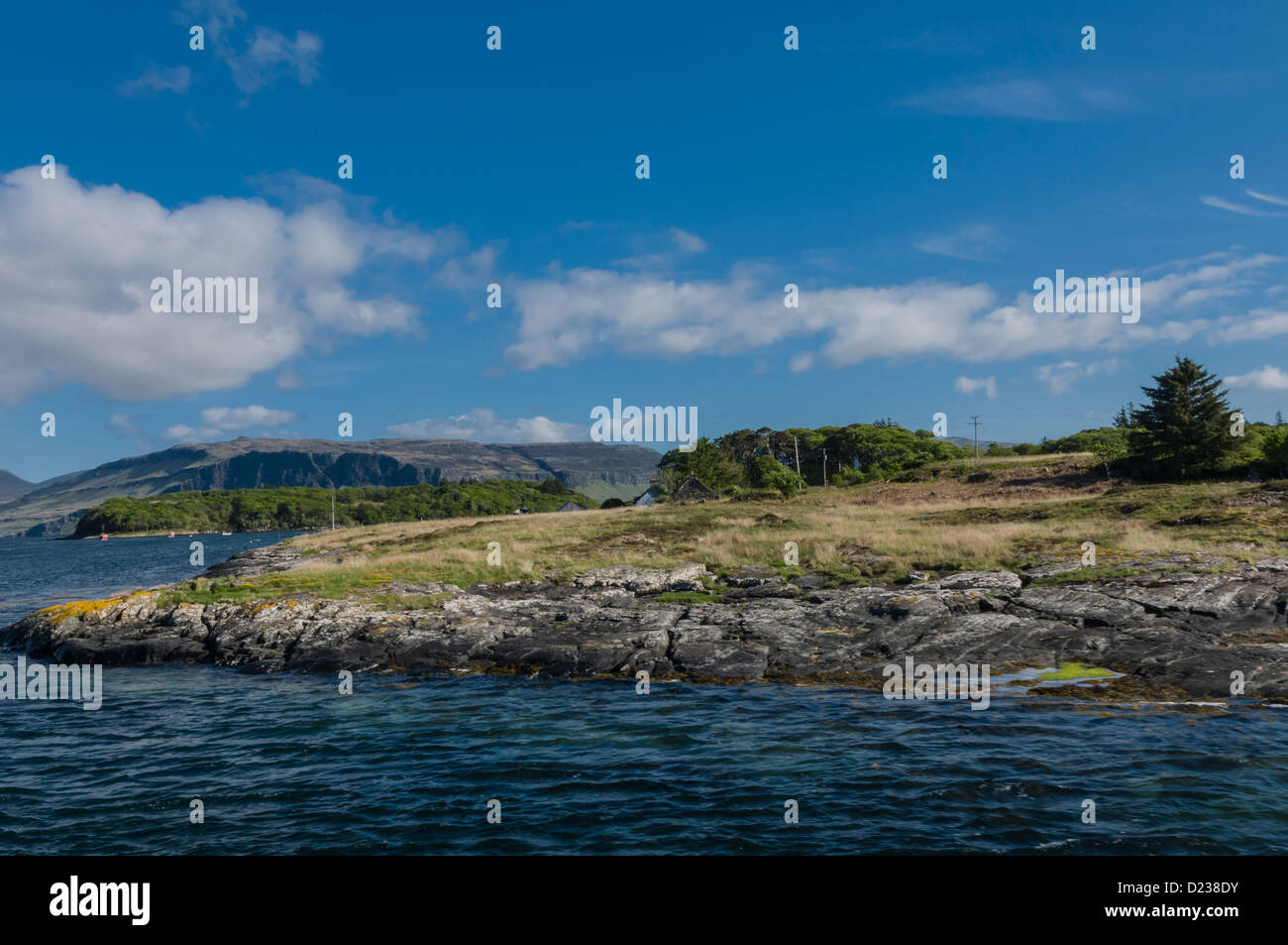 Isola di Ulva con Isle of Mull in background e Loch Tuath Argyll & Bute Scozia Scotland Foto Stock