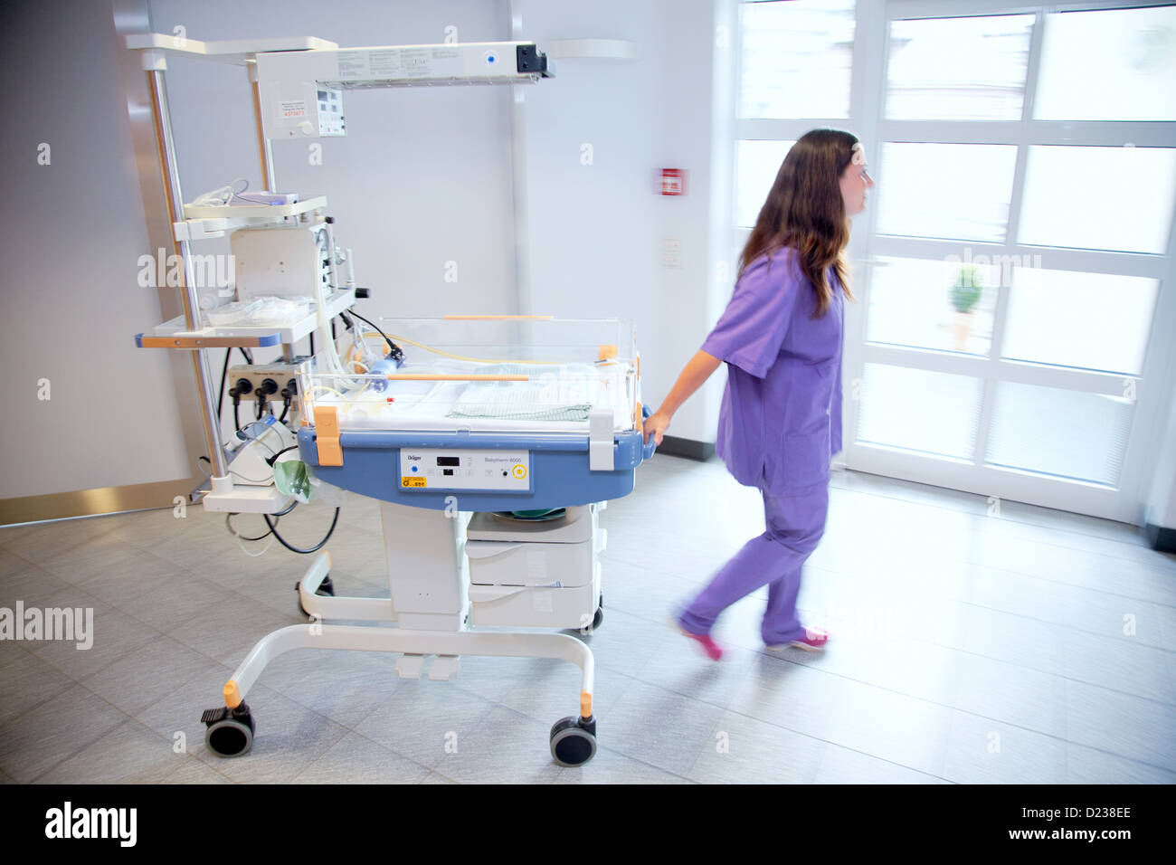 Essen, Germania, un infermiere pediatrico apporta un incubatore nella camera di mandata Foto Stock