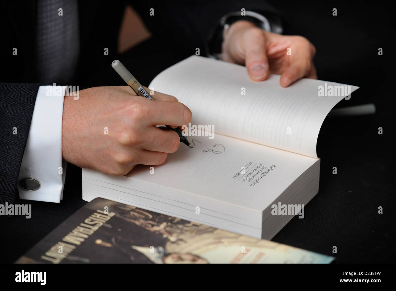 Lo storico (e ora MP, 2010- ) Tristram Hunt libro firma a Cheltenham Festival della Letteratura in 2009 Foto Stock