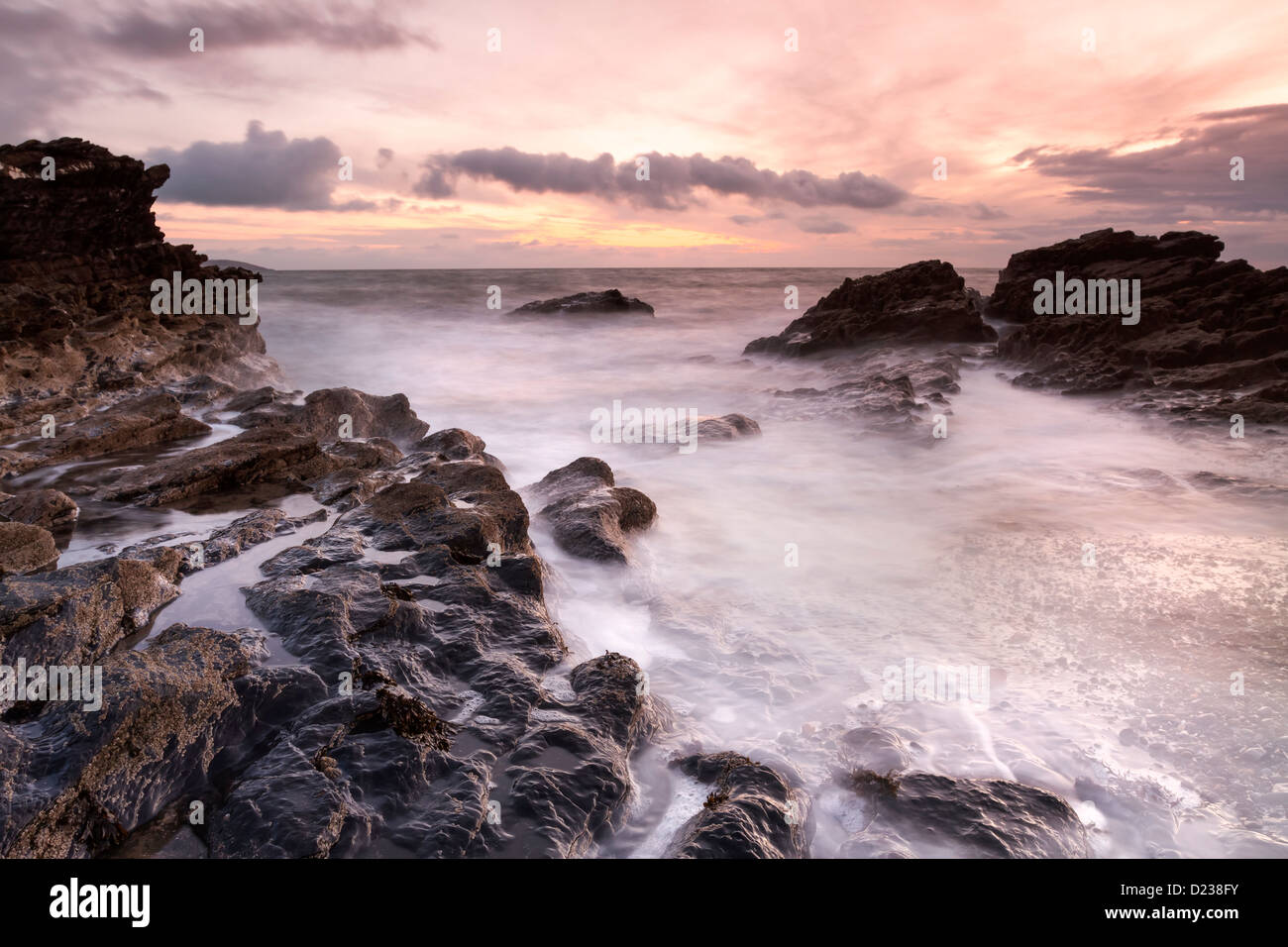 La costa del Mare d'Irlanda in una luminosa mattina. Malahide vicino a Dublino. Foto Stock