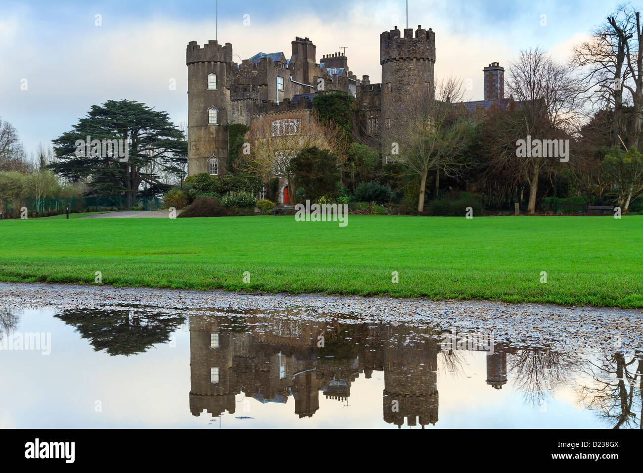 Il Castello di Malahide, parti delle quali risalgono al XII secolo, si trova, con oltre 260 acri (1.1 km2) della rimanente parco immobiliare (l' Foto Stock
