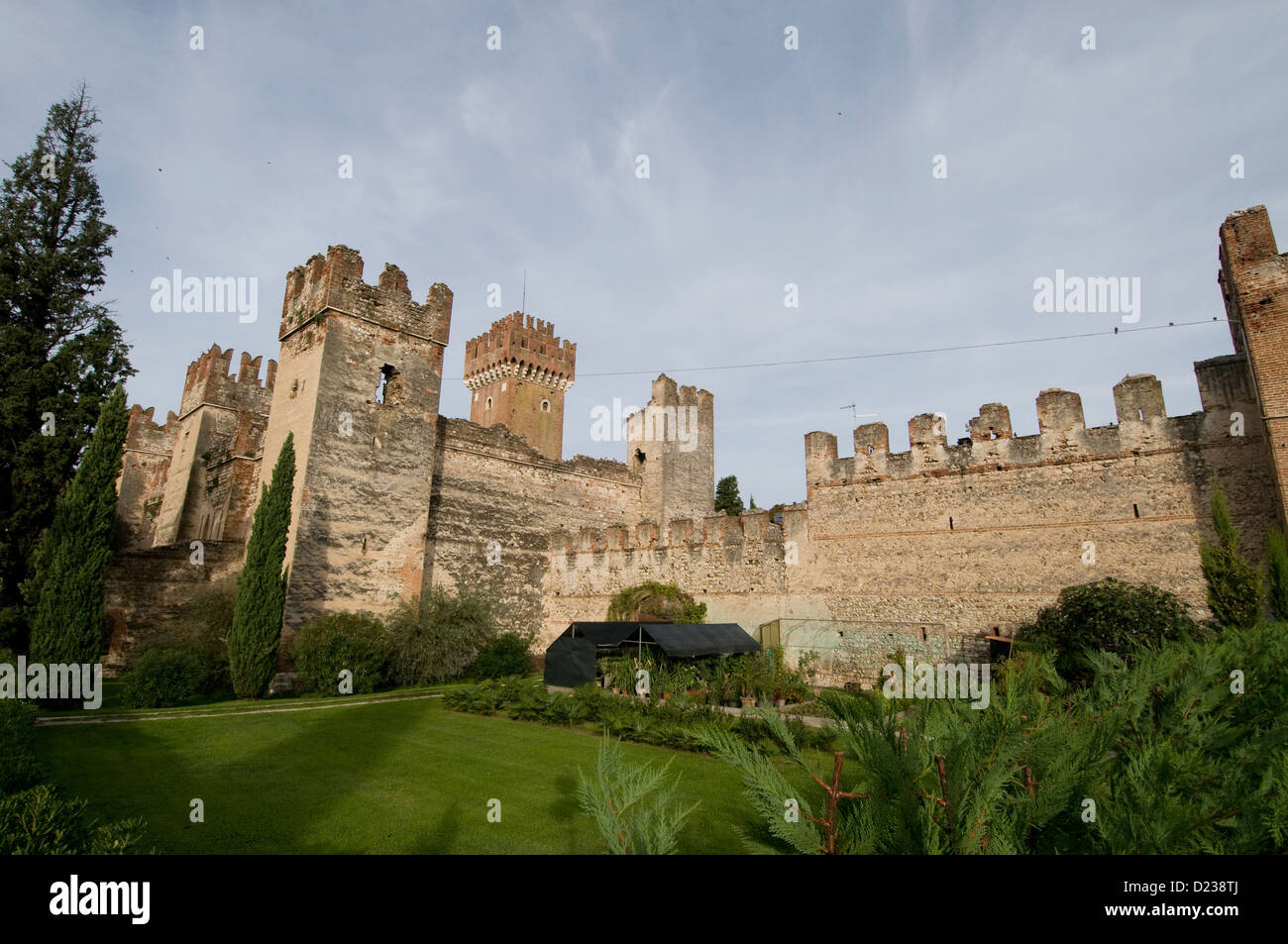 Lazise è una città medievale fortificata, con le sue mura e torri risalenti al 1370. Lazise si trova sul Lago di Garda, in Veneto, nel nord Italia Foto Stock