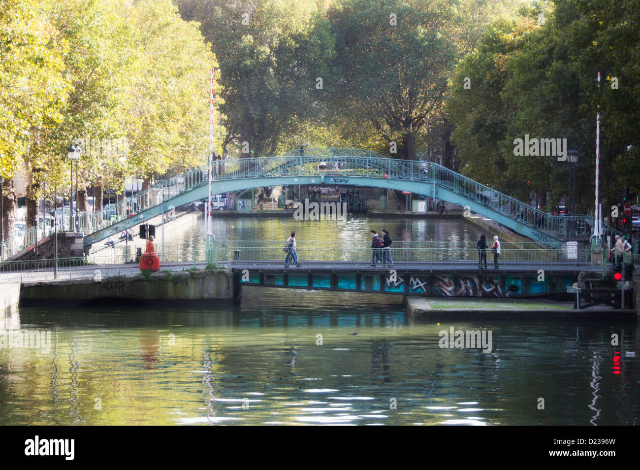 Parigi, Francia, 22 ottobre 2012. Il Canal St Martin in una giornata di sole in autunno. Foto Stock