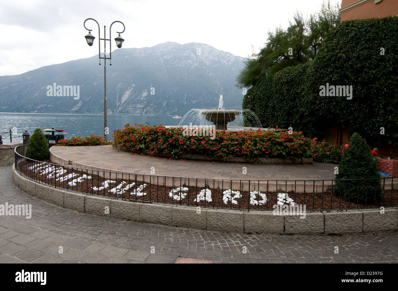 Un giardino circolare murato a Limone sul Garda sul Lago di Garda in provincia di Brescia, nel nord Italia. Limone è uno dei più popolari Foto Stock