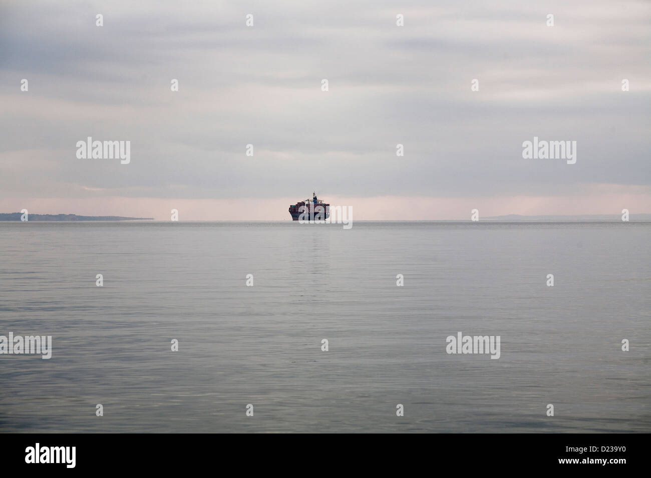 Nave cargo ancorato nel sul Golfo Termaico, Salonicco, Grecia Foto Stock