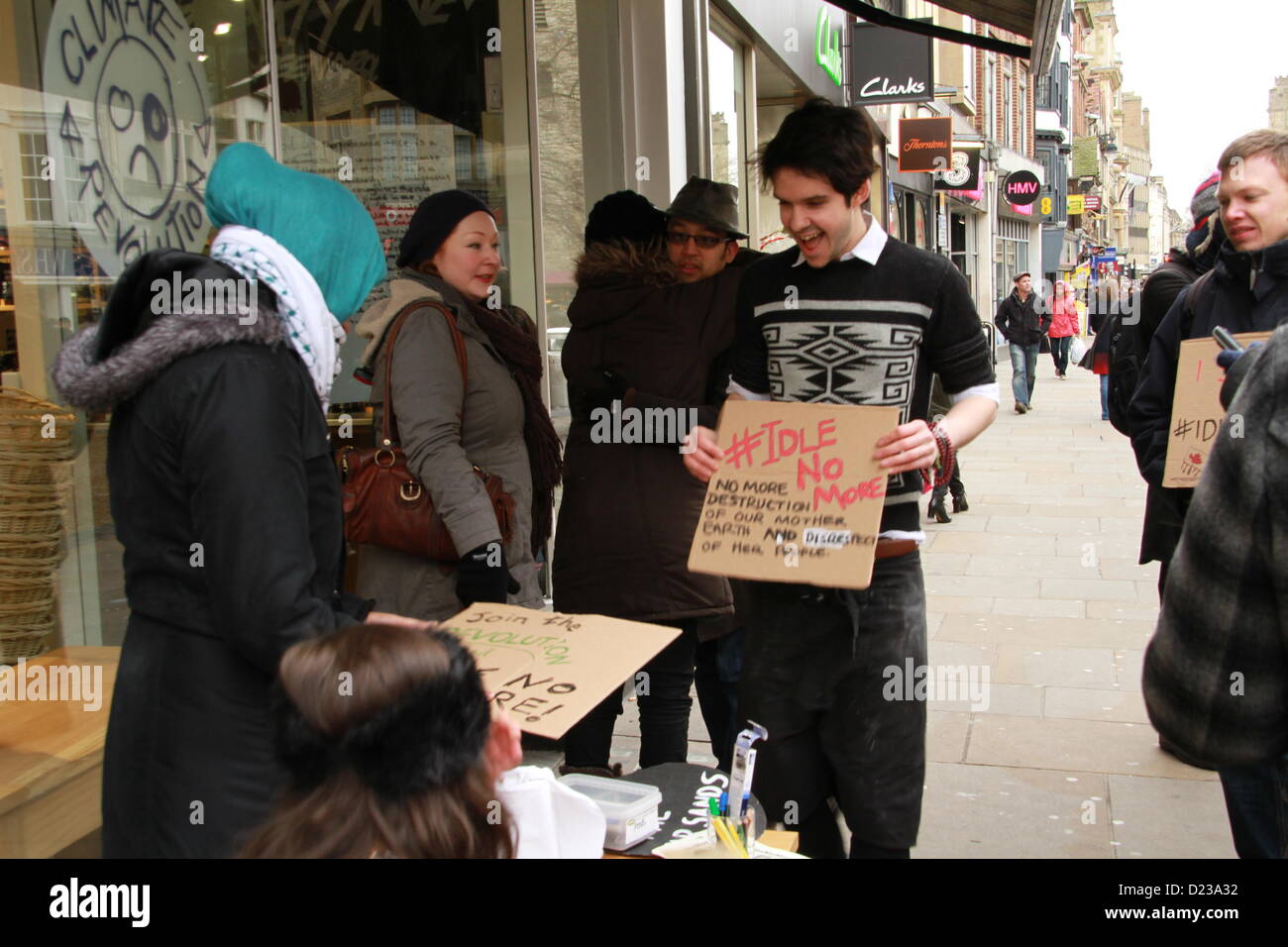 Oxford, Regno Unito. Xiii gen, 2013. Scena al minimo più alcuna azione di solidarietà tenutasi a Oxford. Inattivo non è più un movimento di resistenza guidato da donne indigene del Canada chiede che alle persone per onorare e rispettare la sovranità indigeni. Foto Stock