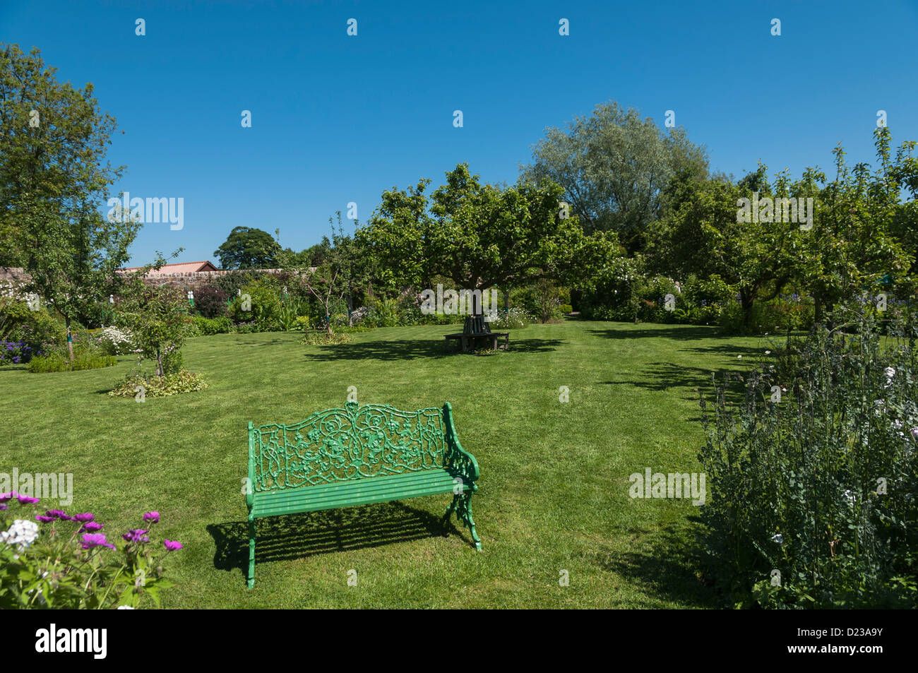 Sede del giardino sul prato e fiori giardini murati Kellie Castello nr Anstruther Fife Scozia Scotland Foto Stock