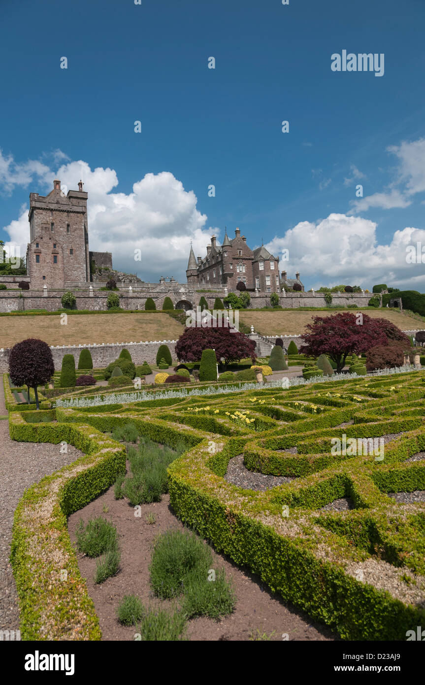 Paterrres nei giardini del castello di Drummond nr Muthill Perth & Kinross in Scozia Foto Stock