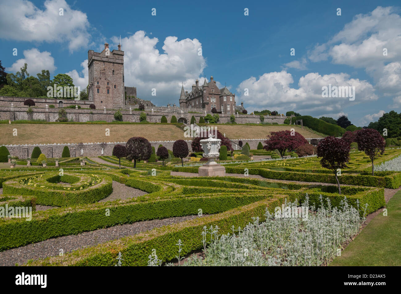 Paterrres nei giardini del castello di Drummond nr Muthill Perth & Kinross in Scozia Foto Stock