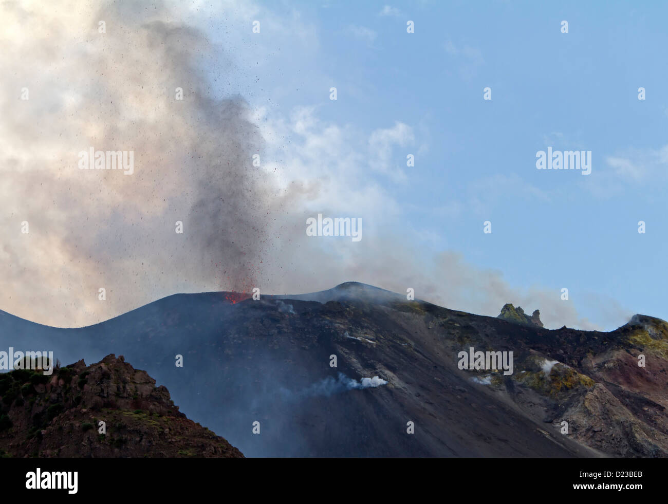 Le eruzioni del vulcano di Stromboli, Isole Eolie, Italia Foto Stock