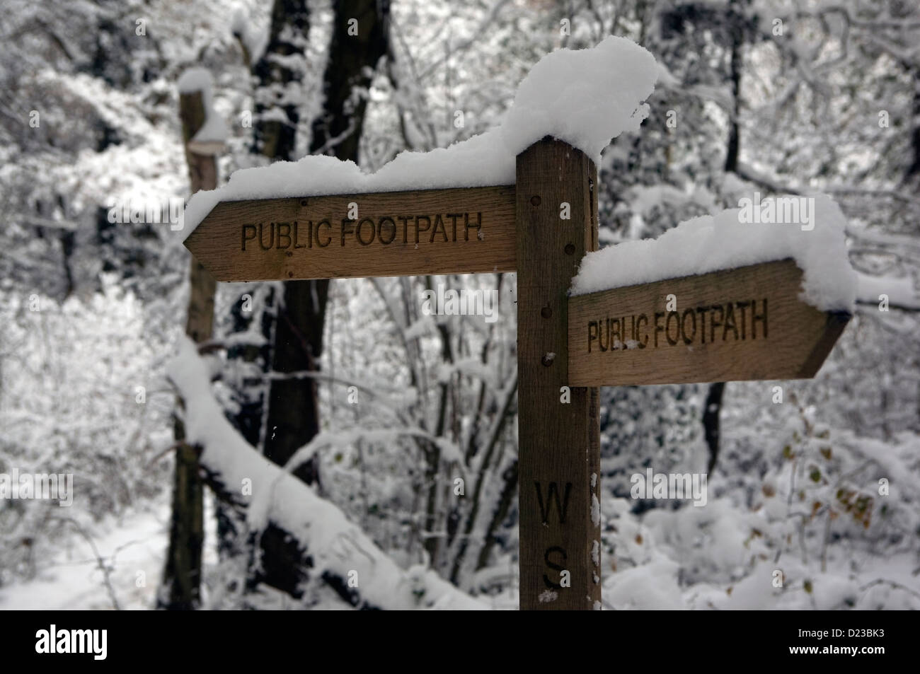 Un sentiero pubblico signpost coperto di neve fresca nel Regno Unito. Foto Stock