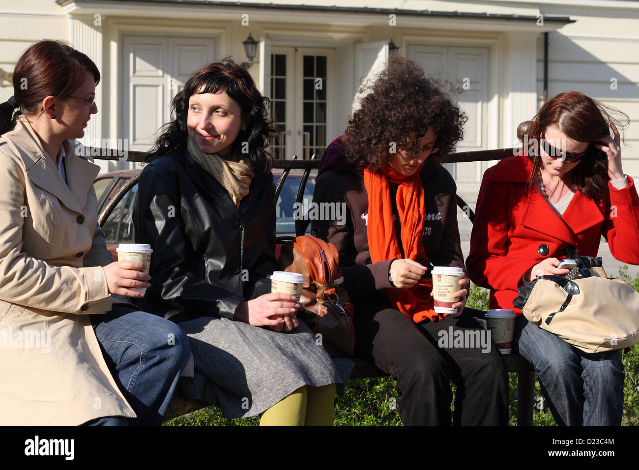 Poznan, Polonia, dipendenti comunali con un caffè dopo il lavoro Foto Stock