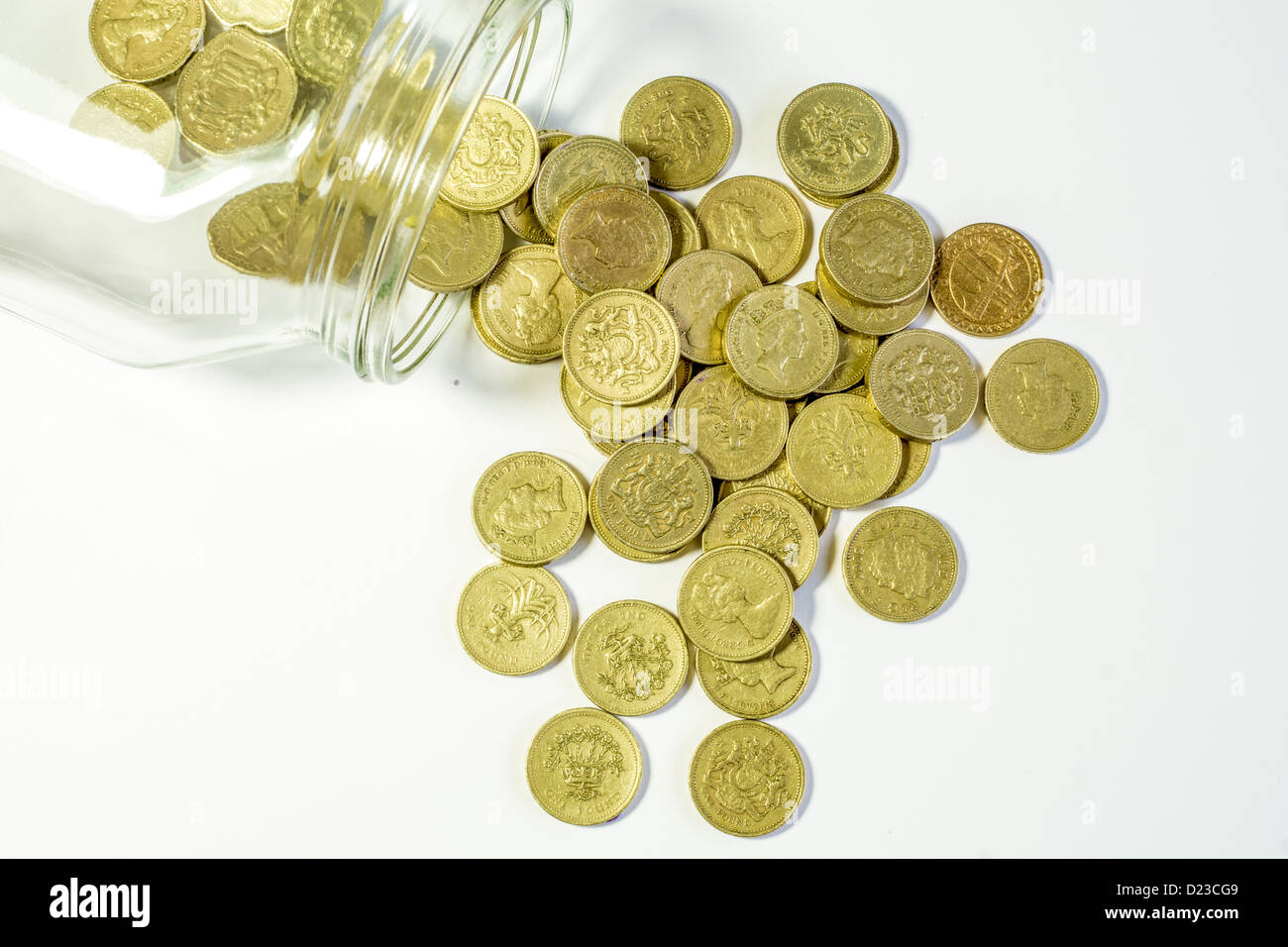 Pound monete in caduta da un vaso Foto Stock