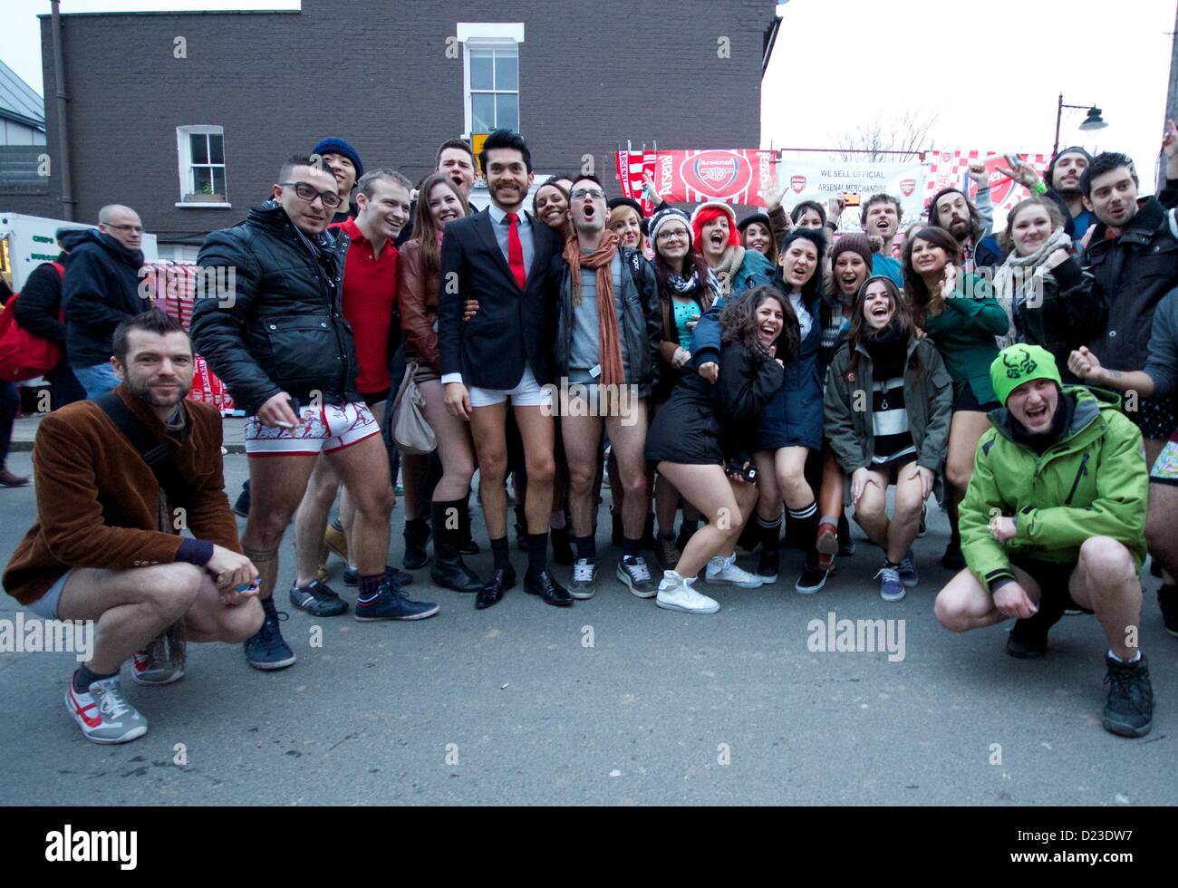 Londra, Regno Unito. Il 13 gennaio 2013. Le persone prendono parte al no pantaloni sul tubo giorno a Londra. Oltre un centinaio di persone braved scandalo come un curioso da stativi guardato su. George Henton / Alamy Live News. Foto Stock