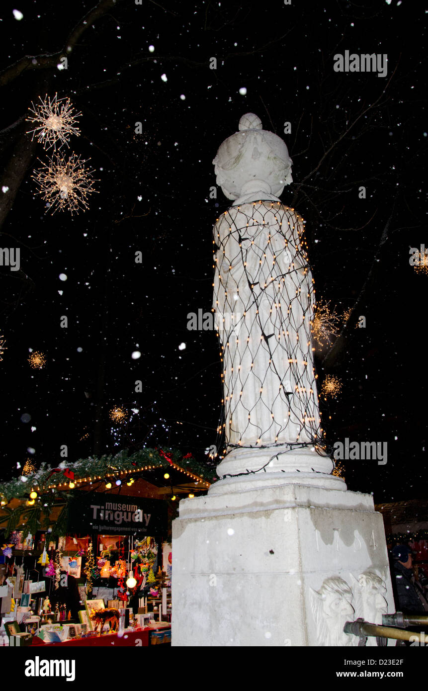 La Svizzera, Basilea. Munsterplatz vacanza invernale Mercato (aka Le Marche de Noel du Munsterplatz), di notte nella neve. Foto Stock