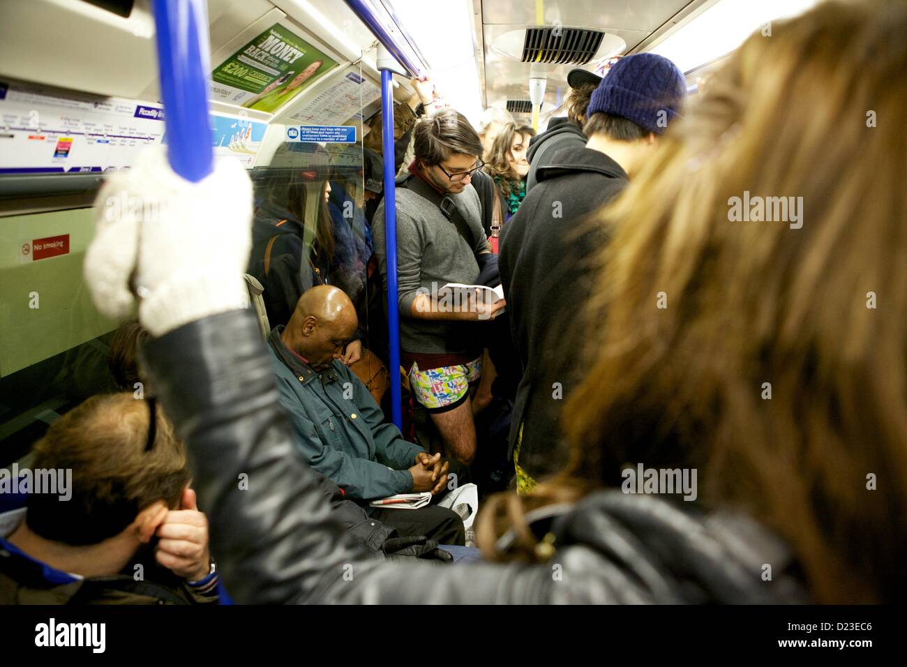 Londra, Regno Unito. Il 13 gennaio 2013. Le persone prendono parte al no pantaloni sul tubo giorno a Londra. Oltre un centinaio di persone braved scandalo come un curioso da stativi guardato su. George Henton / Alamy Live News. Foto Stock