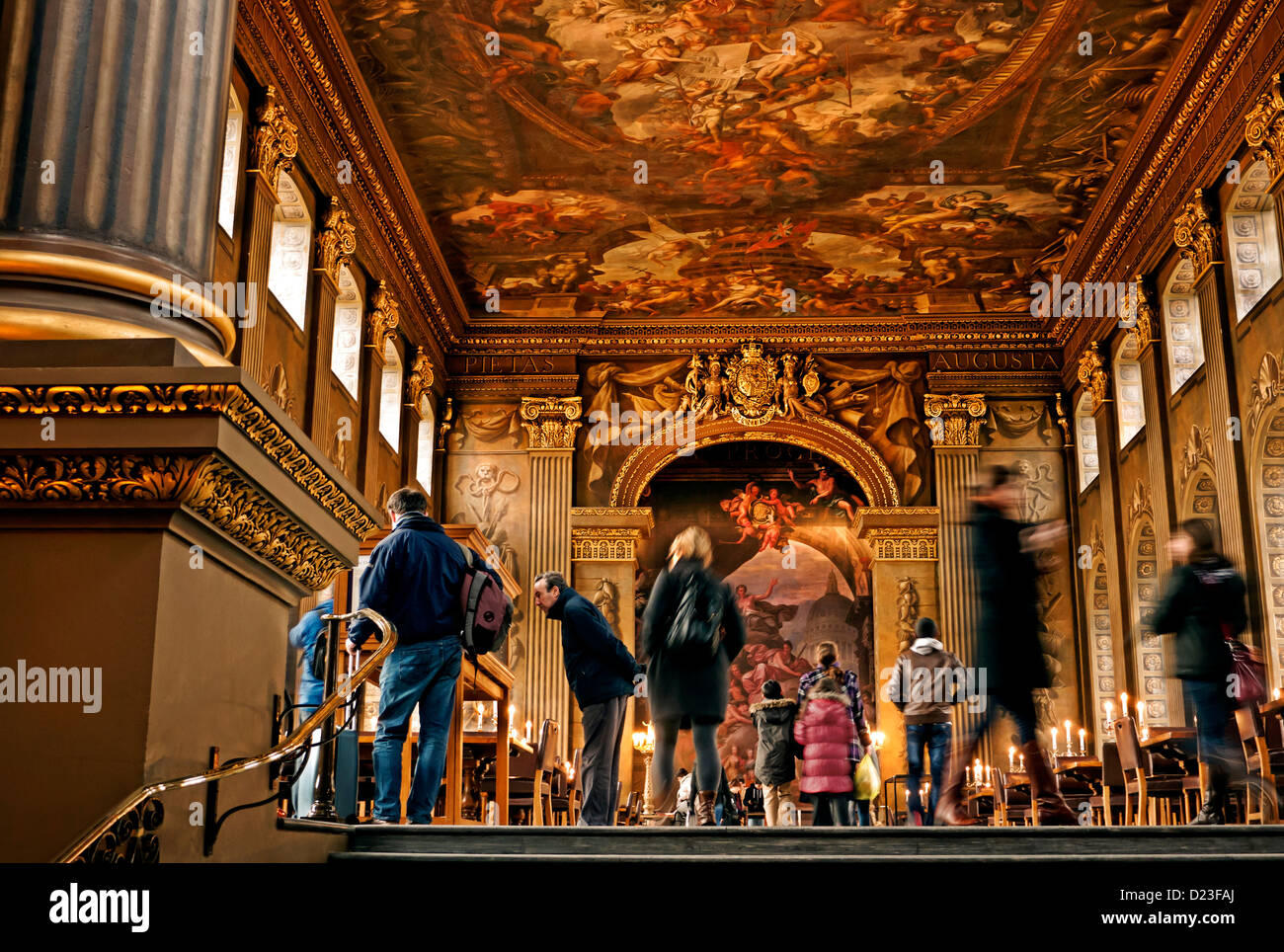 I turisti che visitano la sala dipinta Old Royal Naval College di Greenwich London REGNO UNITO Foto Stock