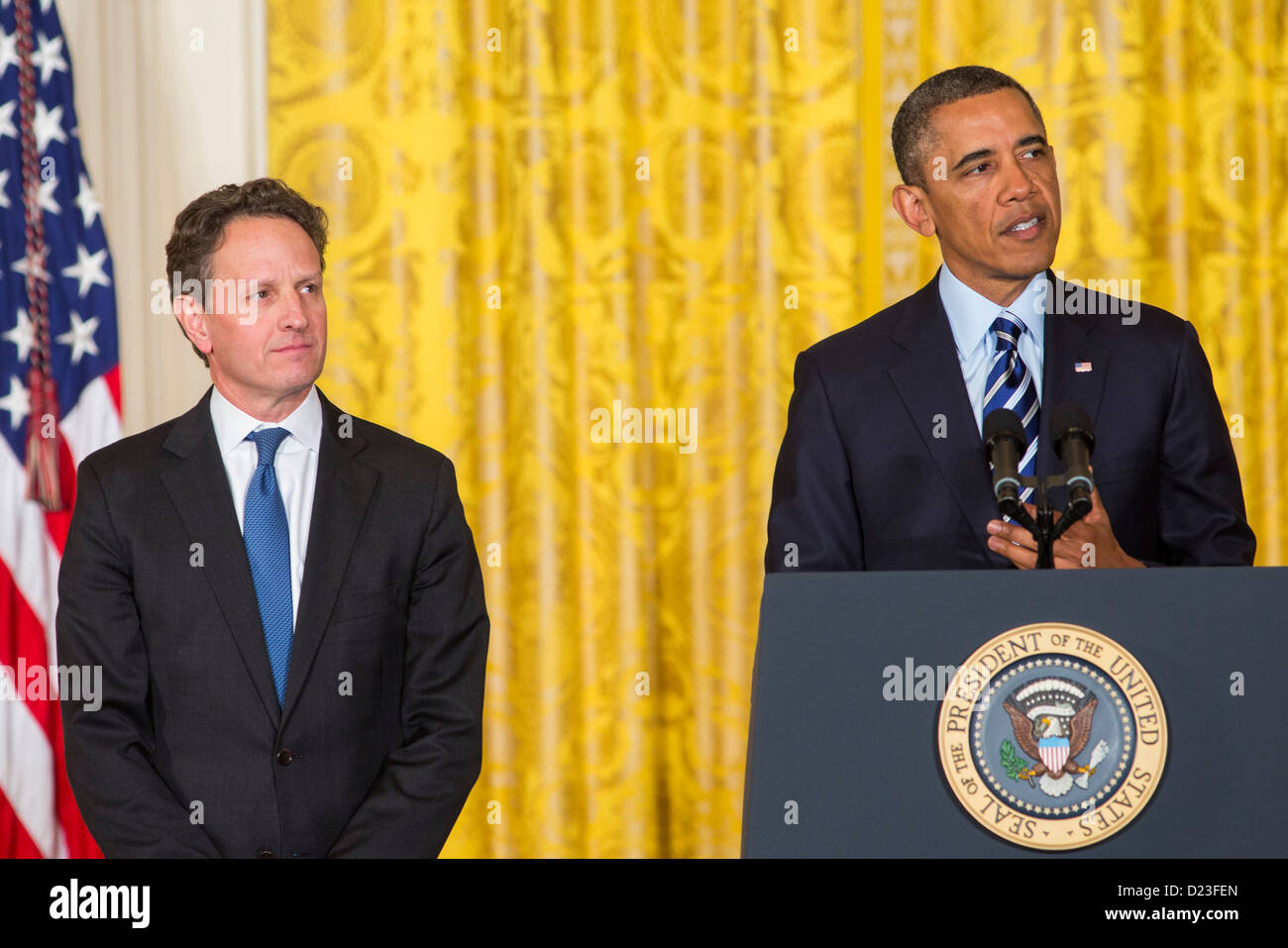 Il presidente Barack Obama e il Segretario uscente del Tesoro Tim Geithner. Foto Stock