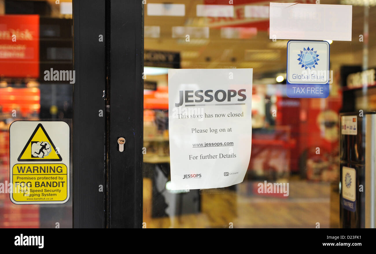 New Oxford Street, Londra, Regno Unito. Il 13 gennaio 2013. Un segno di carta spiegando ai clienti che il negozio è ora chiusa sulla porta della Jessops flagship store. London flagship store è stata cancellata di stock dopo la chiusura di tutti i 187 negozi come la società va in amministrazione con una perdita di 1.400 posti di lavoro. Foto Stock