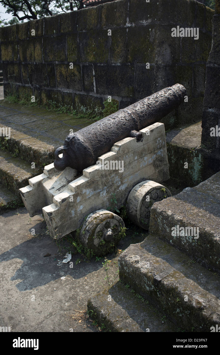 Canon storico bastioni della città vecchia Intramuros Manila Foto Stock