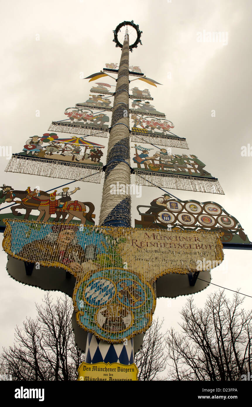 Germania. Monaco di Baviera tradizionale può-pole nel cuore del centro città di mercato, il Viktualienmarkt. Foto Stock
