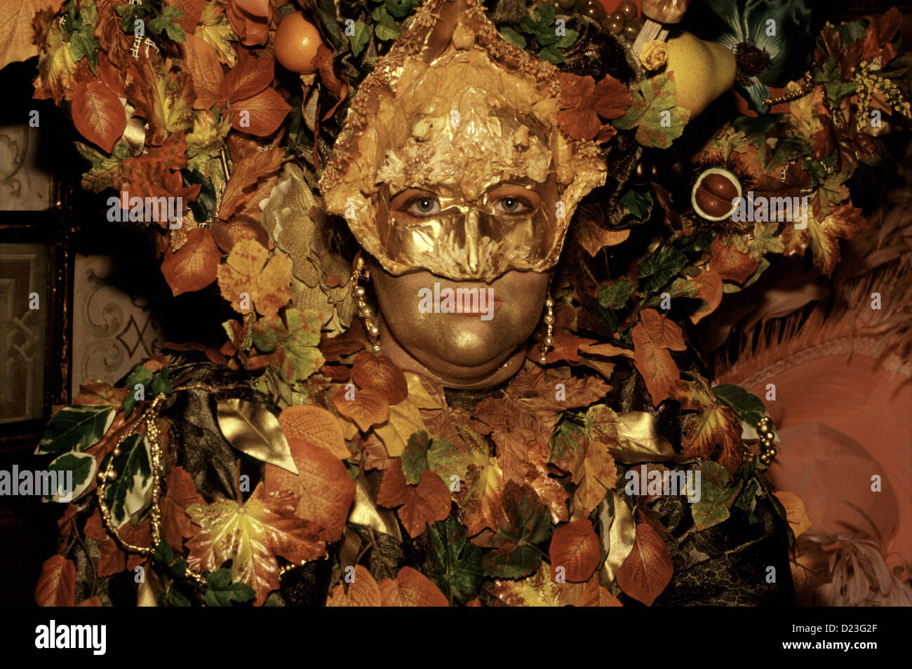 Una donna Colombina dorata conosciuta anche come Columbine o Colombino Un costume da mezza maschera durante il Carnevale di Venezia carnevale di Venezia a Venezia nella regione Veneto Italia Foto Stock
