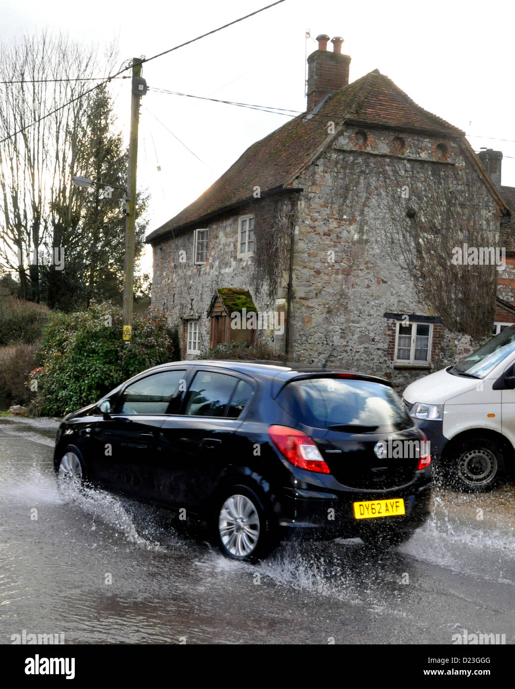 Aldbourne, Wiltshire, Regno Unito. Xiii gen, 2013. Naturale molla della metropolitana inondazioni in strade in Aldbourne, Wiltshire. Credito: Graham Finney Foto Stock