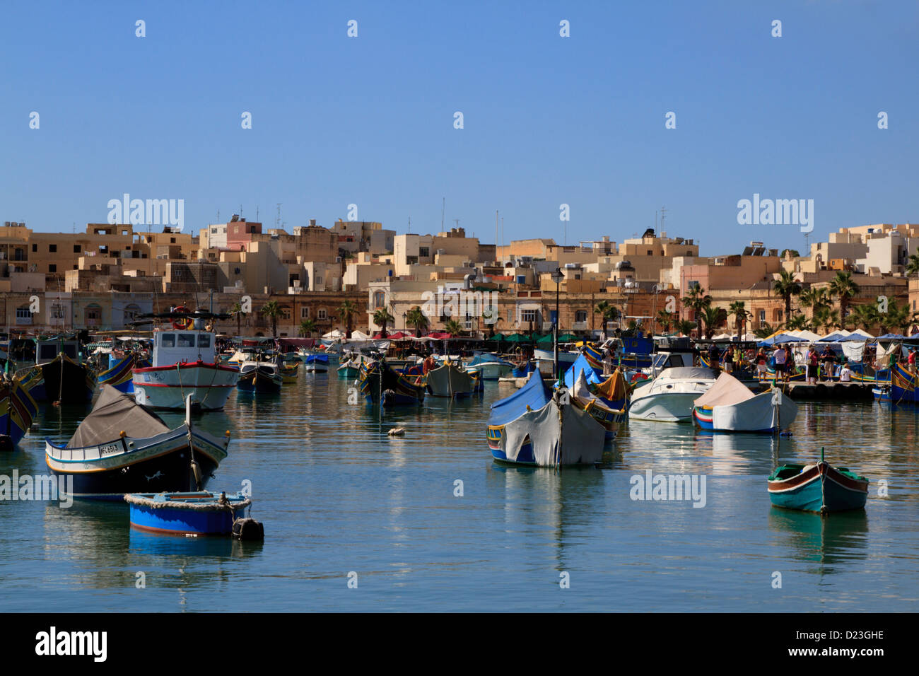 Il pittoresco paesaggio di numerose attività di pesca tradizionale barche nel porto di Marsaxlokk, Malta Foto Stock