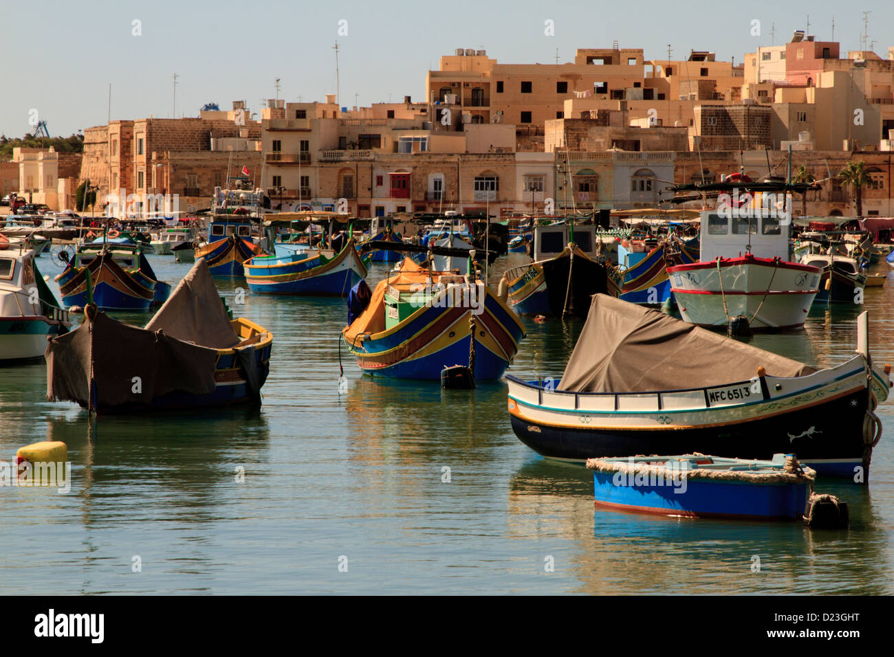 Il pittoresco paesaggio di numerose attività di pesca tradizionale barche nel porto di Marsaxlokk, Malta Foto Stock