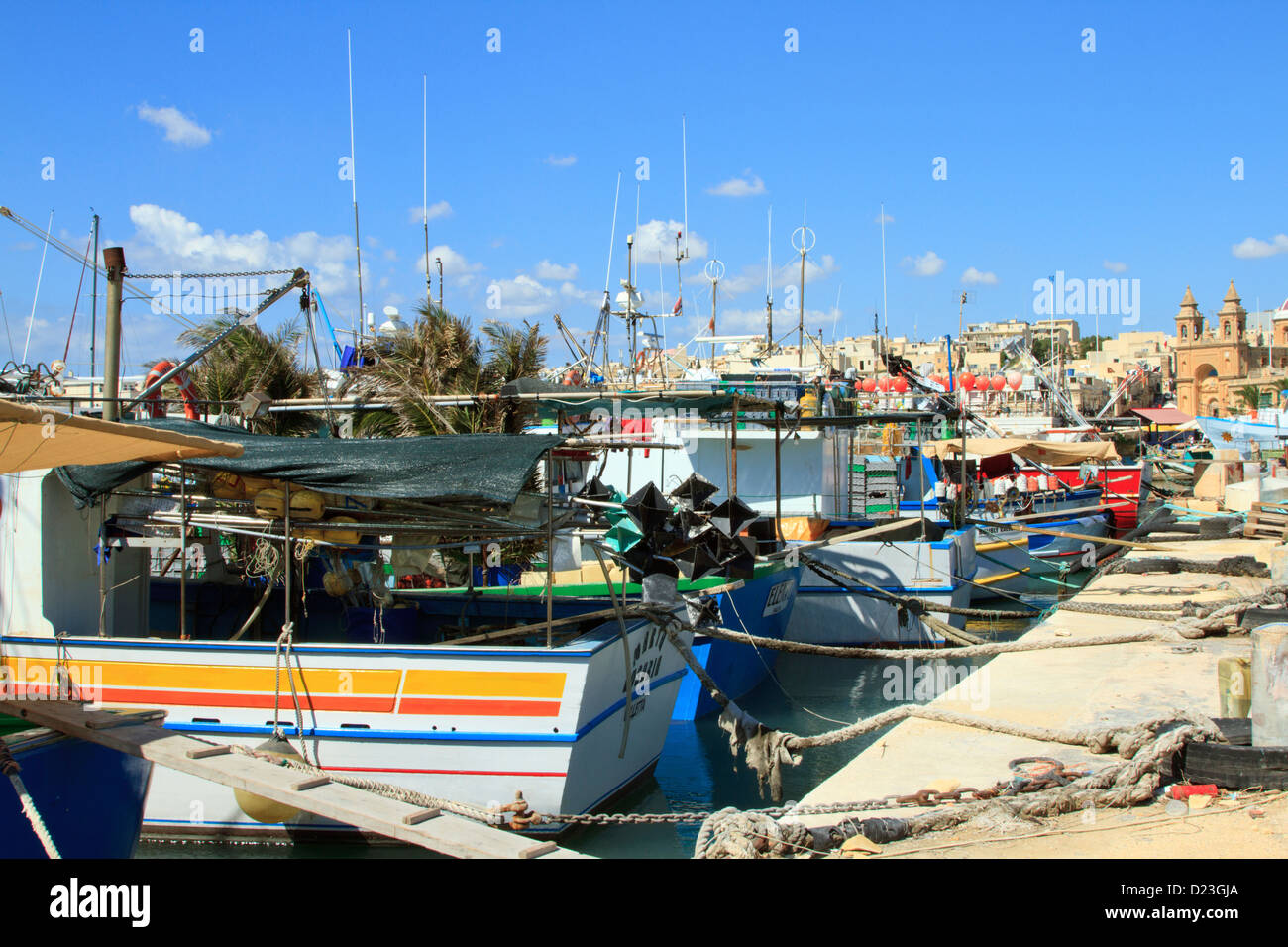 Il pittoresco paesaggio di numerose barche da pesca nel porto di Marsaxlokk, Malta Foto Stock