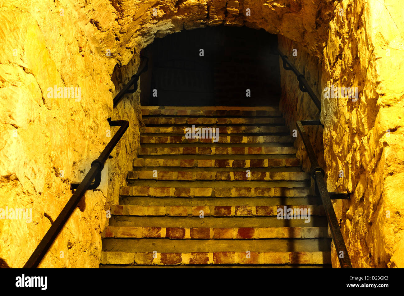 Il vecchio tunnel di pietra. Percorso sotterraneo sotto Lublin, Polonia. Foto Stock