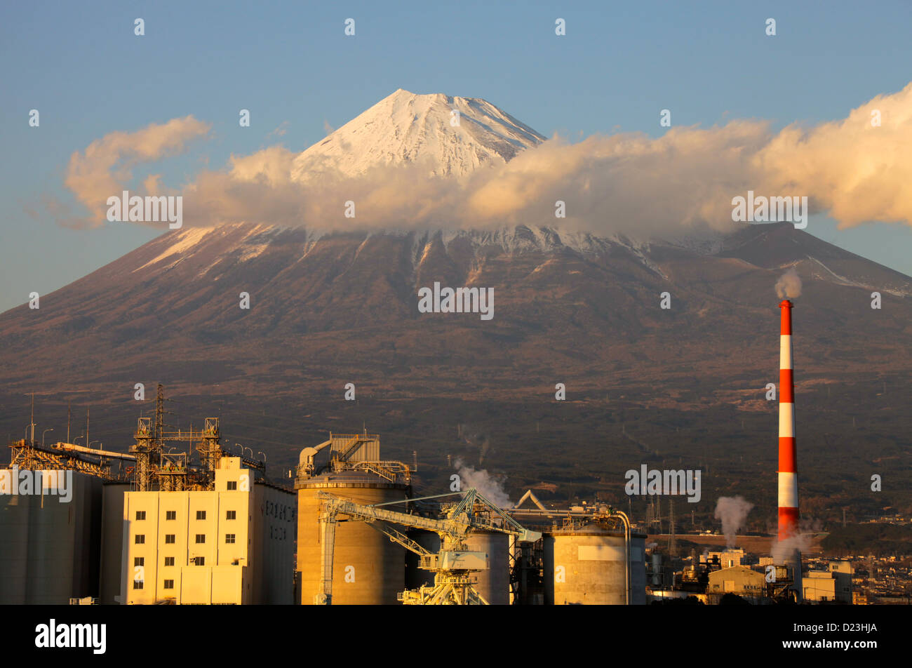 Il monte Fuji e fabbriche a porto Tagonoura Shizuoka Giappone Foto Stock