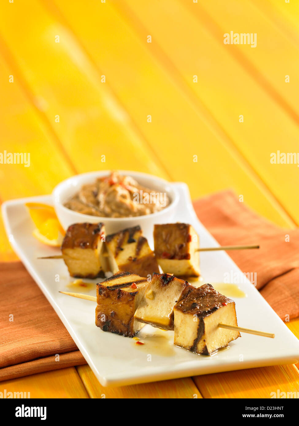 Spiedini di tofu con salsa di arachidi Foto Stock