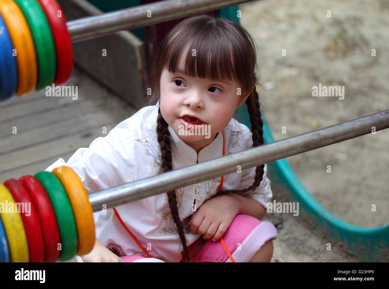 Ritratto di giovane e bella ragazza sul parco giochi. Foto Stock