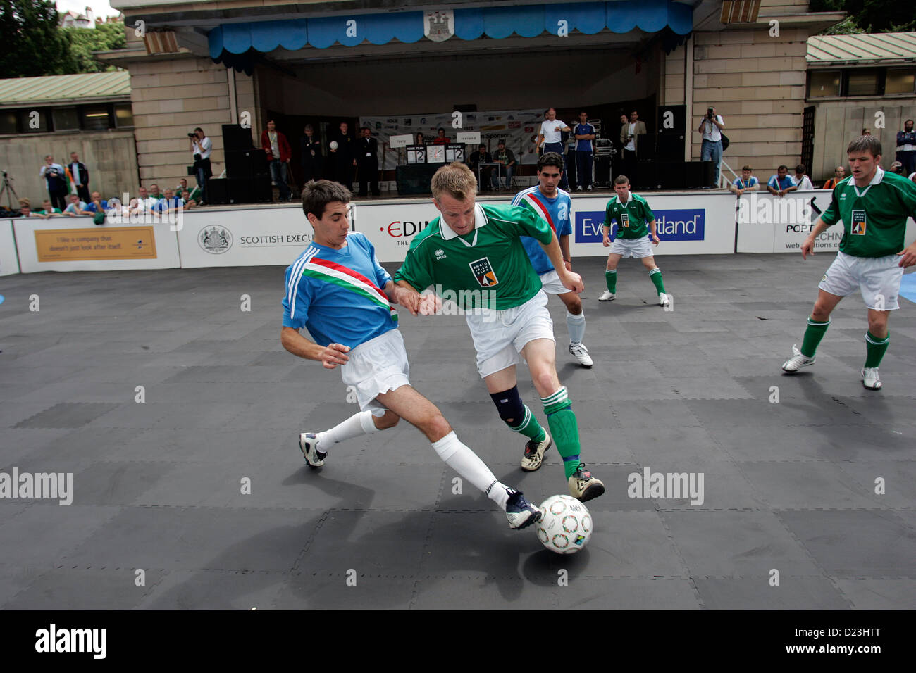 Italia v. L'Irlanda a senzatetto World Cup torneo di calcio svoltasi a Edimburgo in Scozia nel 2005 Foto Stock