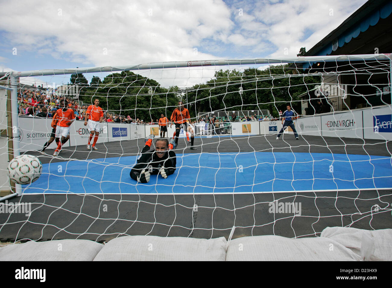 Holland v. Il Brasile in senzatetto World Cup torneo di calcio svoltasi a Edimburgo in Scozia nel 2005 Foto Stock