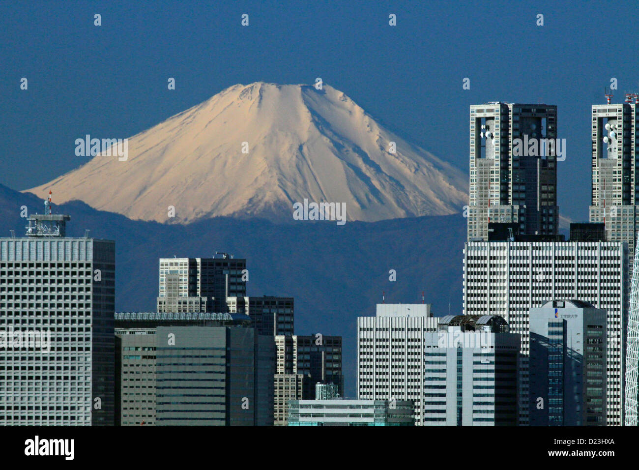 Il monte Fuji e i grattacieli di Shinjuku Tokyo Giappone Foto Stock