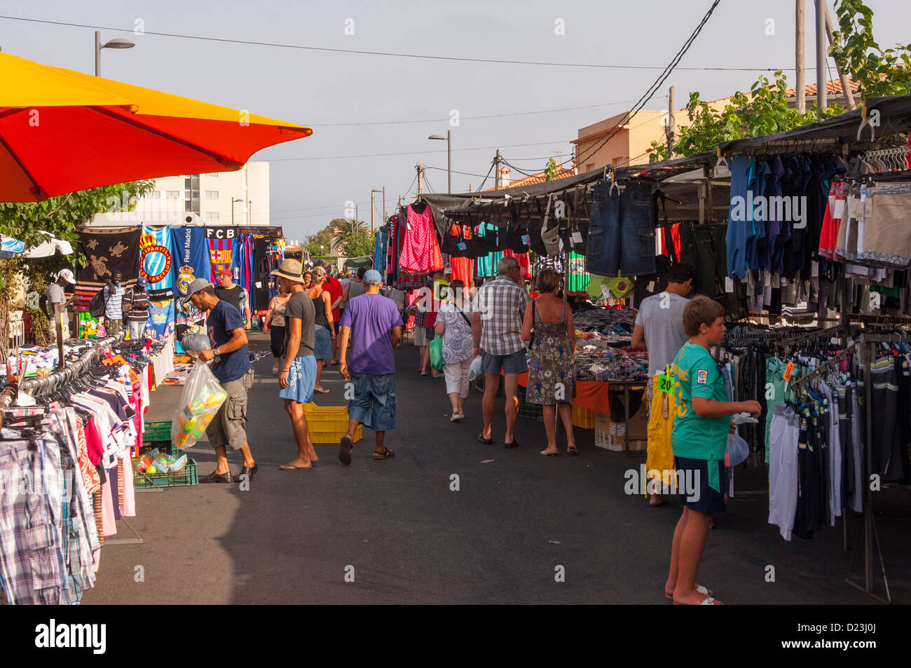 People Shopping in un mercato di strada in Spagna Foto Stock
