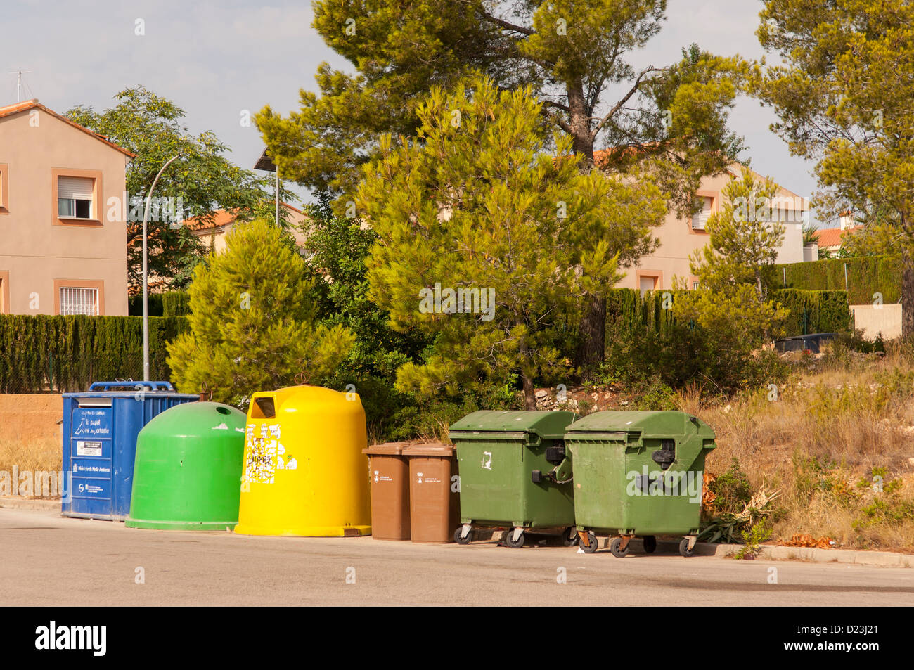 Una fila di vari cassonetti per il riciclaggio in Spagna Foto Stock