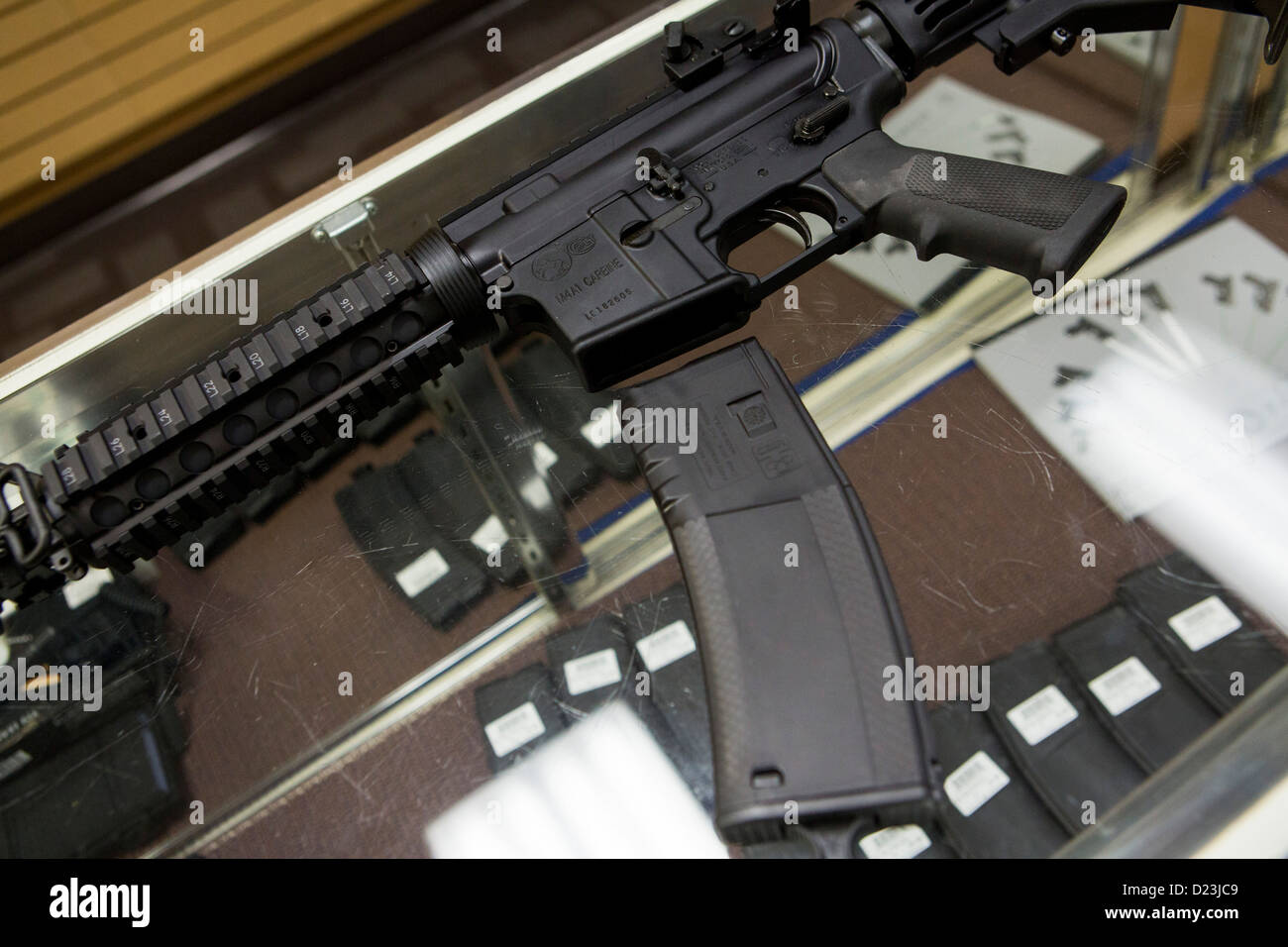 Una difesa Colt M4A1 carbine fucile da assalto sul display in corrispondenza di una pistola shop con elevata capacità di 30 round riviste. Foto Stock