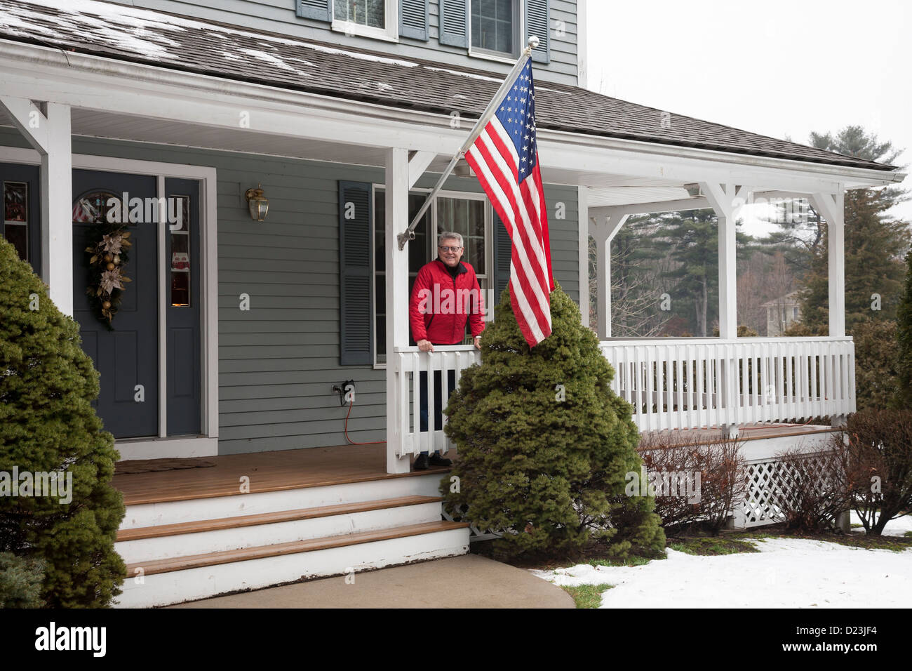 Uomo maturo a casa suburbana Sportello anteriore portico USA Foto Stock