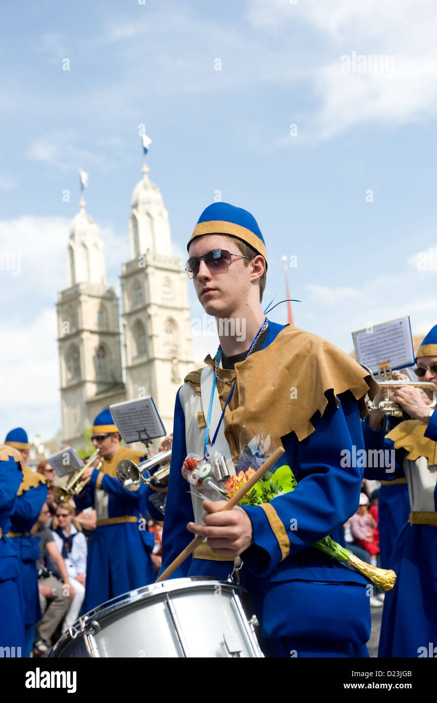 Zurigo, Svizzera, Musikkorp in costumi storici, in background Grossmuenster Foto Stock