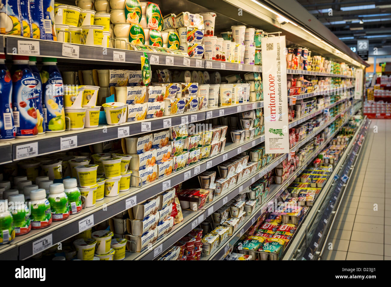 Prodotti lattiero-caseari, dello scambiatore di calore prodotti lattiero-caseari, self-service, reparto alimentare, supermercato, Italia Foto Stock